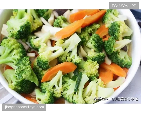 拉皮诺晒出冰箱里只有一瓶蛋白粉和半颗西兰花