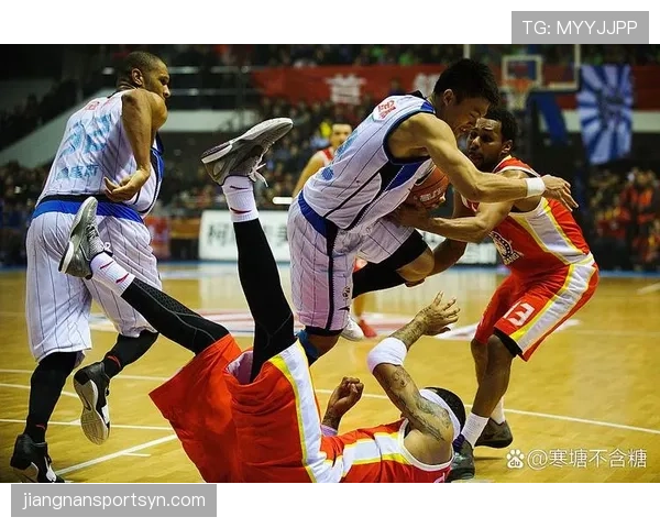 抱人算犯规吗？足球规则中哪些拉拽动作会被判罚