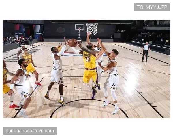 库兹马无球跑位牵制约基奇拉开得分空间